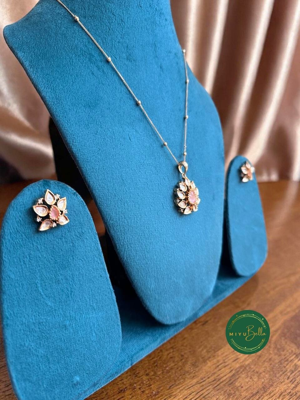Kahani - Kundan & Moissanite Peach Pendant Set
