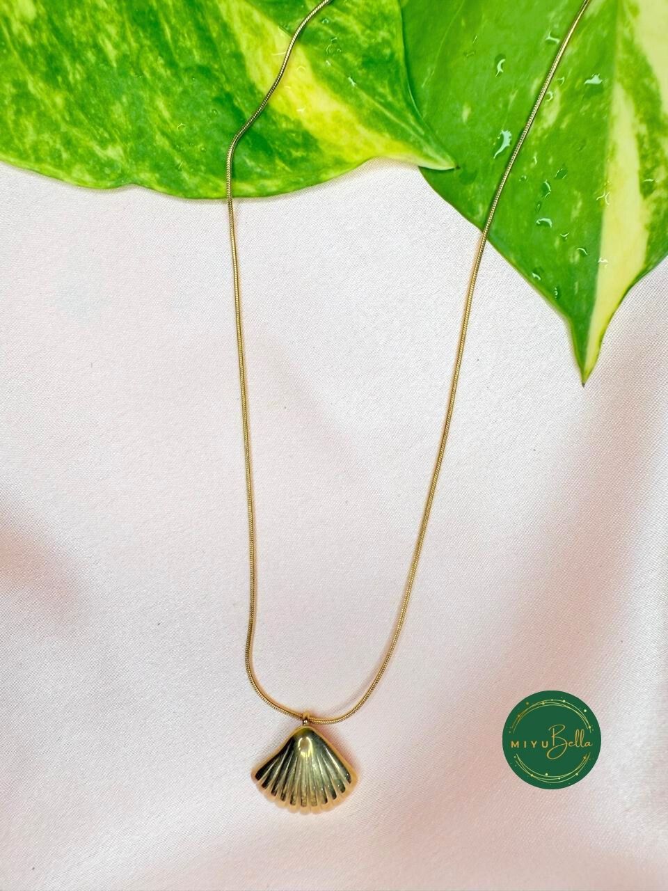 Kiara – Golden Shell Pendant Necklace
