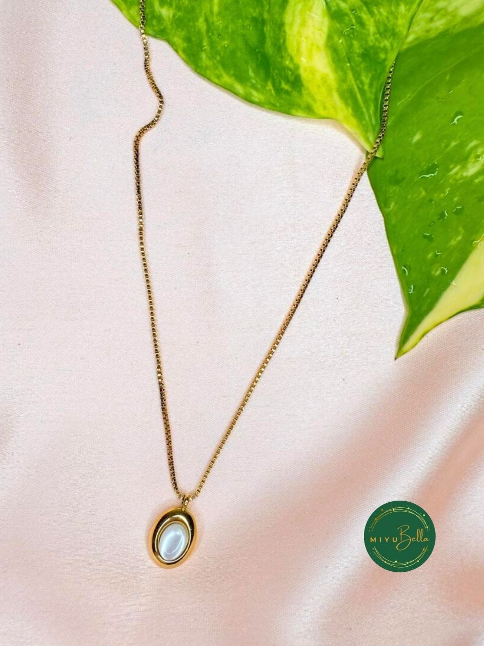 Kiara – Classic Oval Gold Pendant Necklace