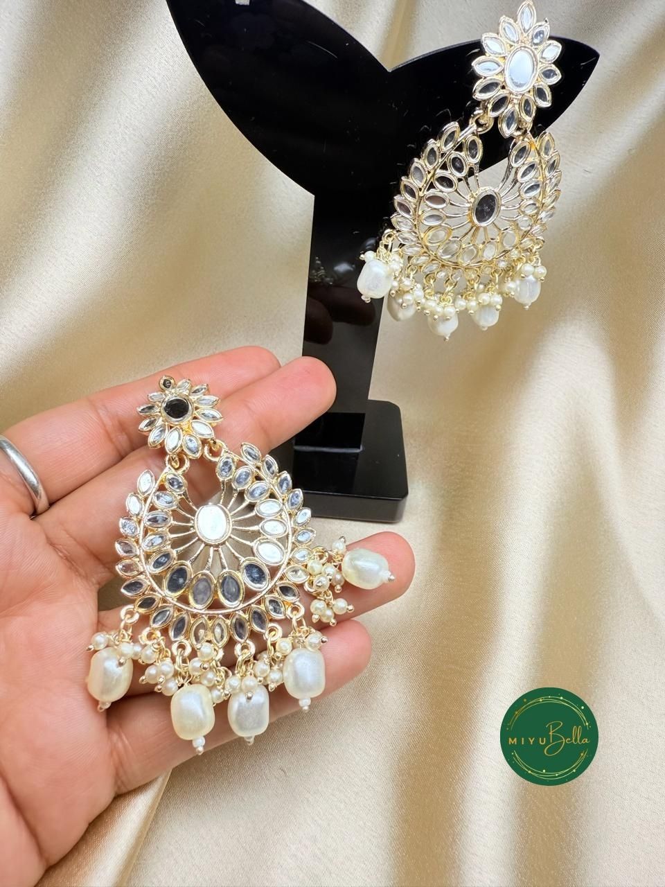 Amina – Mirror Elegance in Antique Gold