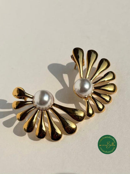 Aurelia – Pearl Radiance Gold-Plated Studs