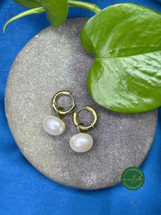 Aurelia – Gold-tone Pearl Hoops