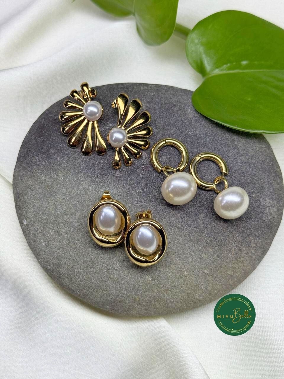 Aurelia – Gold-tone Pearl Hoops