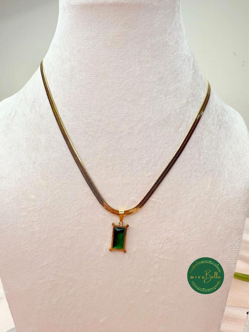Kiara – Emerald Pendant Necklace