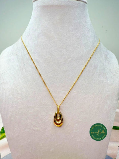 Kiara – Modern Gold Teardrop Pendant Necklace