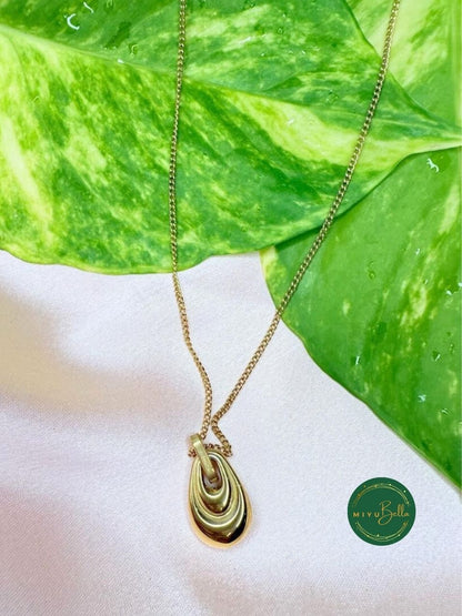 Kiara – Modern Gold Teardrop Pendant Necklace