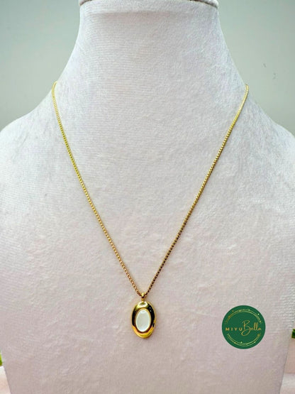 Kiara – Classic Oval Gold Pendant Necklace