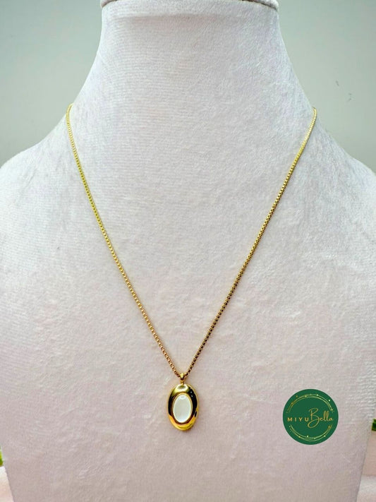 Kiara – Classic Oval Gold Pendant Necklace