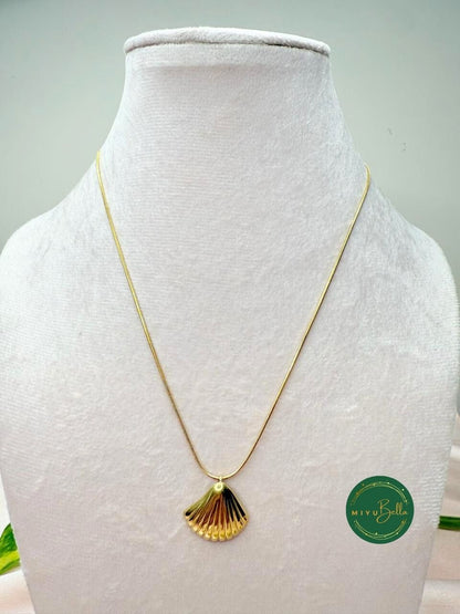 Kiara – Golden Shell Pendant Necklace