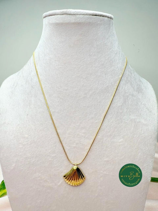 Kiara – Golden Shell Pendant Necklace