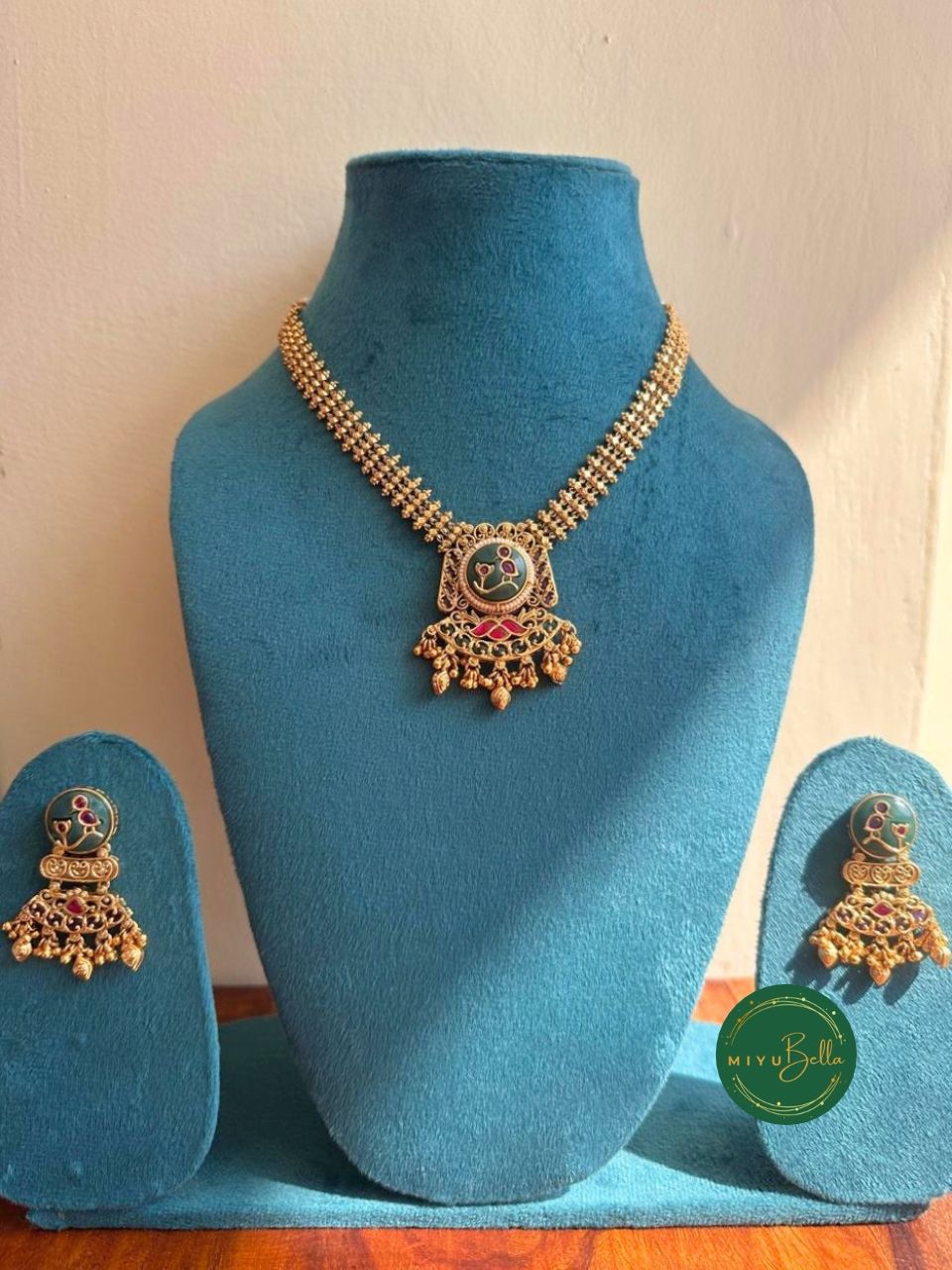 Meera - Antique Gold Necklace Set with Kemp Stones
