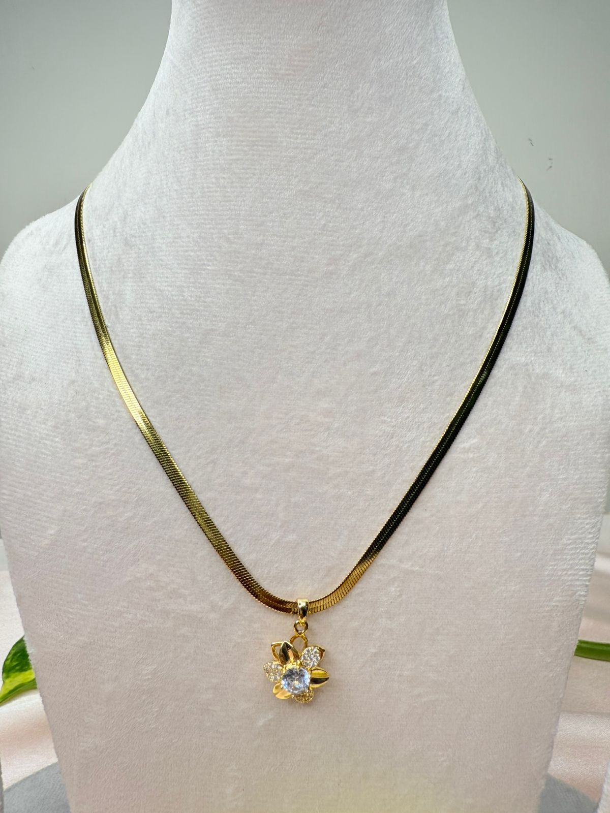 Kiara – Floral Sparkle Pendant Necklace